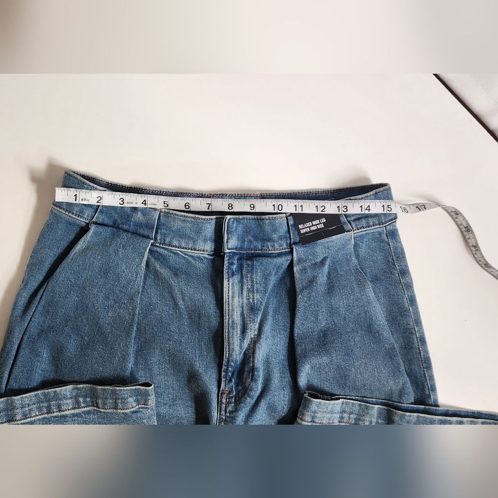 Express Relaxed Wide-Leg Super High Rise Denim Pants. Size: 10R - Picture 3 of 10